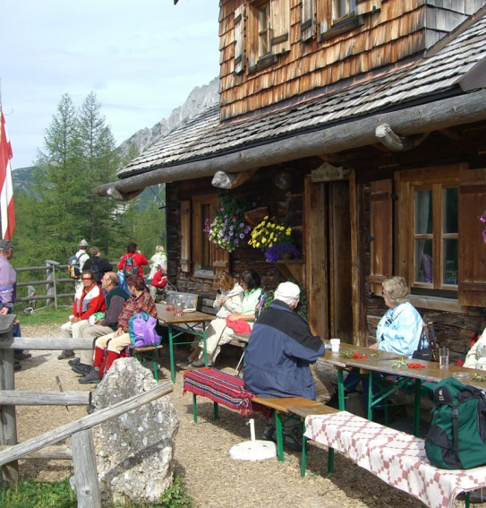 Essen und trinken auf der sonnigen Terrasse der Walcheralm