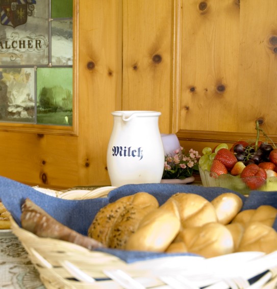 Köstliches Frühstücksbuffet mit selbstgemachten Produkten vom Bauernhof